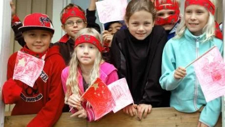 ÄNTLIGEN SKOLA. Från vänster Rasmus Nordqvist, Hannes Isaksson, Vendela Karlsson, Puck André, Sandra Larsson, Markus Berg och Rebecka Fahlgren vara glada över att få börja skola i byn igen.