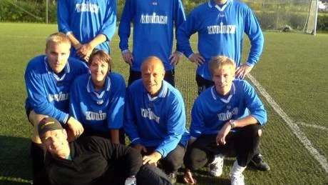 FOTBOLLSKÄMPAR. Kurirens lag bestod av Magnus Tosser, Anton Olofsson, Peter Lundberg, Jimmy Landström, Linda Wikström, Roland S Lundström, Niklas Backlund och Peter Johansson.
