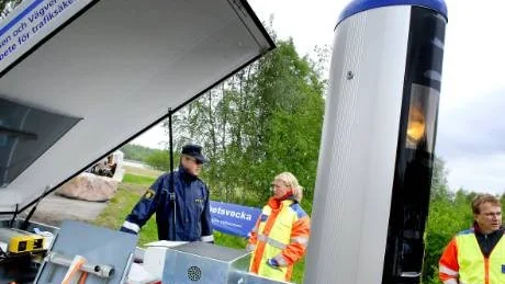 FARTSYNDARNAS MARDRÖM. Polisen visar upp den nya mobila fartkameran. "Den kommer att börja användas i höst", säger Roger Berg, trafikpolis i Luleå.  Foto: Andreas Wälitalo