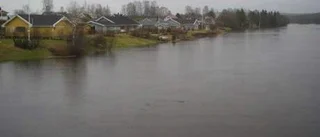 Vattnet hotar hus i Älvsbyn
