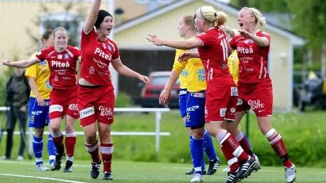 KOM I MIN FAMN. Camilla Johansson i sedvanligt svart pannband jublar åt Jennifer Rönnbergs (nr 18) mål i Piteå.
