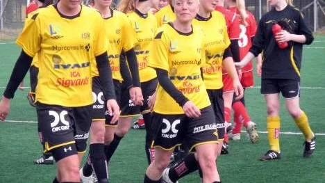 Infjärdens spelare (Emma Johansson, t v, och Janina Marklund närmast) lämnar planen efter storsegern över Hägglunds på Heden. Infjärden vann med hela 7-2.