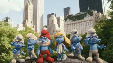 I "Smurfarna" irrar de blå figurerna runt bland bilar och skyskrapor på Manhattan.