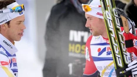 Marcus Hellner gratulerar Petter Northug till VM-guldet i skiathlon. Men Marcus gjorde en heroisk insats som på fristilssträckan åkte upp sig från en plats långt ner i klungan efter den klassiska inledningen.