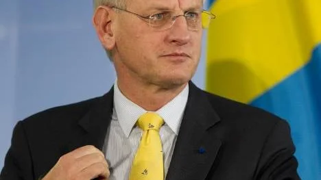 Utrikesminister Carl Bildt fullföljer inte den svenska traditionen genom att hålla de mänskliga rättigheternas fana högt i utrikespoltiken.