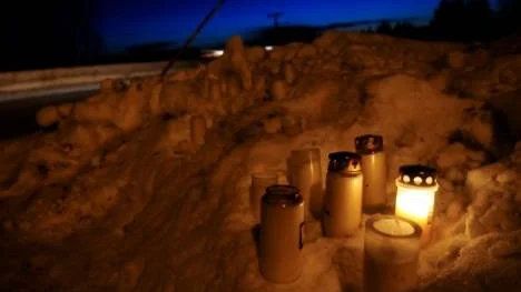 I onsdags hade ett 30-tal personer samlats för att tända ljus på olycksplatsen vid Storforsen. På torsdagkväll brann det fortfarande.