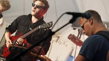Luleåbandet Hamngatan med sångaren Rasmus Winblad i spetsen rockade lös ordentligt i det minsta tältet på Trästockområdet. Det var svettig, ösig pop med tydliga melodidrivna gitarrslingor.