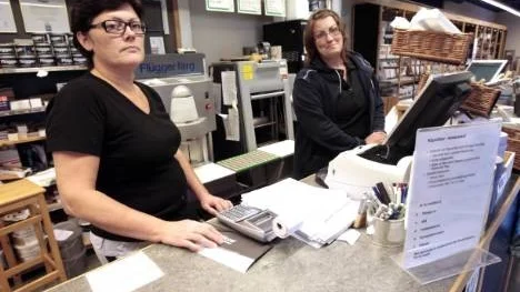 Anita Edin och Magdalena Berglund vid Flügger f ärg i Piteå träffade på växlingsbedragarna och försökte förgäves larma polis. Bedragarna greps istället nästa dag i Sundsvall.
