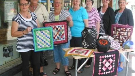 Quilt-Quinnen i Älvsbyn ställer upp på Rikstäckets uppmaning att slå ett slag för kviltning på världskviltdagen, som premiärarrangeras den 19 juni. Från vänster Lisbeth Wiklund, Birgitta Olofsson, Helena Bäcklin, Doris Öberg, Karin Olofsson, Carin Gustafsson och Pia Darhammar.
