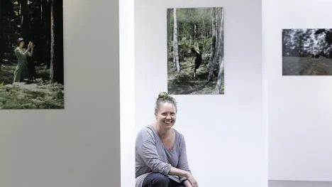 Petra Howard säger att hennes utställning handlar om att hon är besatt av träd och sedan hon fotograferat sina vänner vid träd har hon upptäckt att "Det är många tallar och björkar i min bekantskapskrets. Många av björkarna är väldigt uppåtsträvande, tallarna är mer markbundna".