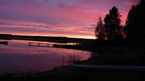 Midnattsbild över sjön.
