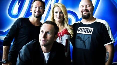 "Idol"-juryn Andreas Carlsson, Laila Bagge Wahlgren och Anders Bagge, samt programledaren Peter Jihde.