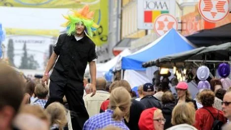 Gycklaren Emil Alm trotsade duggregn och vind och spände på sig styltorna för en tur genom festivalvimlet.