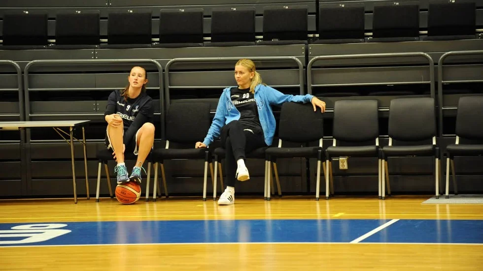 Jelena Antic (till höger) hoppas på att kunna göra sin första träning med LBBK i morgon.