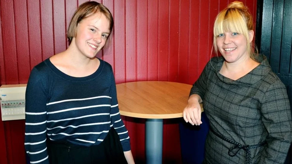 SATSAR PÅ UNGA. Landstinget länsungdomsråd tog initiativ till utbildningen som ska hjälpa unga kulturarrangörer. Till vänster Nea Ruth, länsungdomsrådet och till höger Linda Forsberg, vikarierande kultursekreterare vid landstinget.