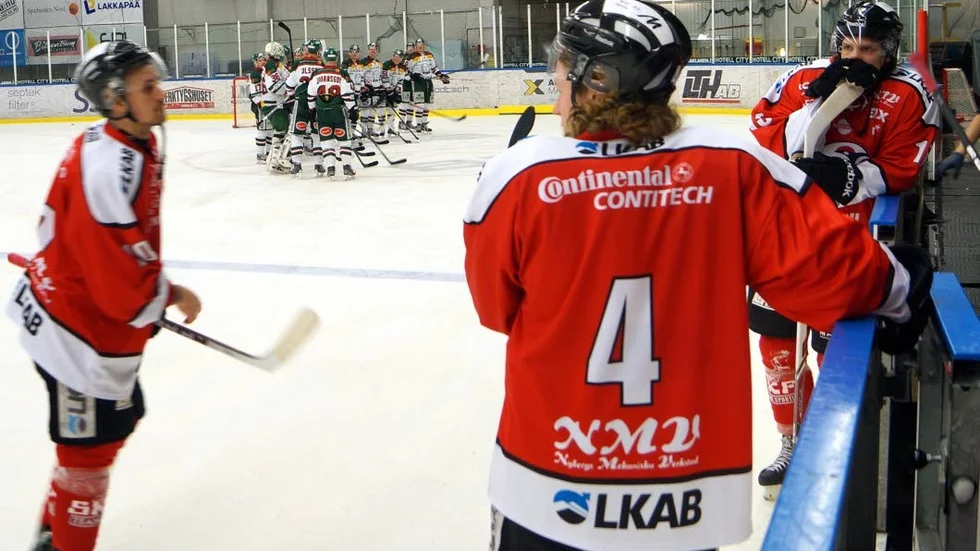 SÄSONGEN SLUT. Kiruna deppar medan Tingsryd tackar den uppresta hejaklacken i segermatchen som betyder att Kirunas säsong är över.