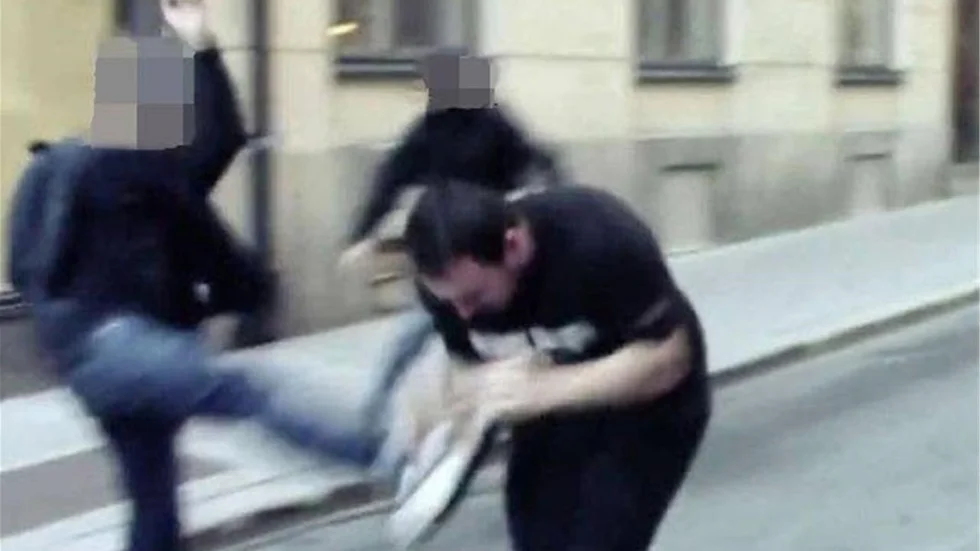 Revolutionära fronten filmade en grov misshandel i Stockholm i september och la upp på Youtube.