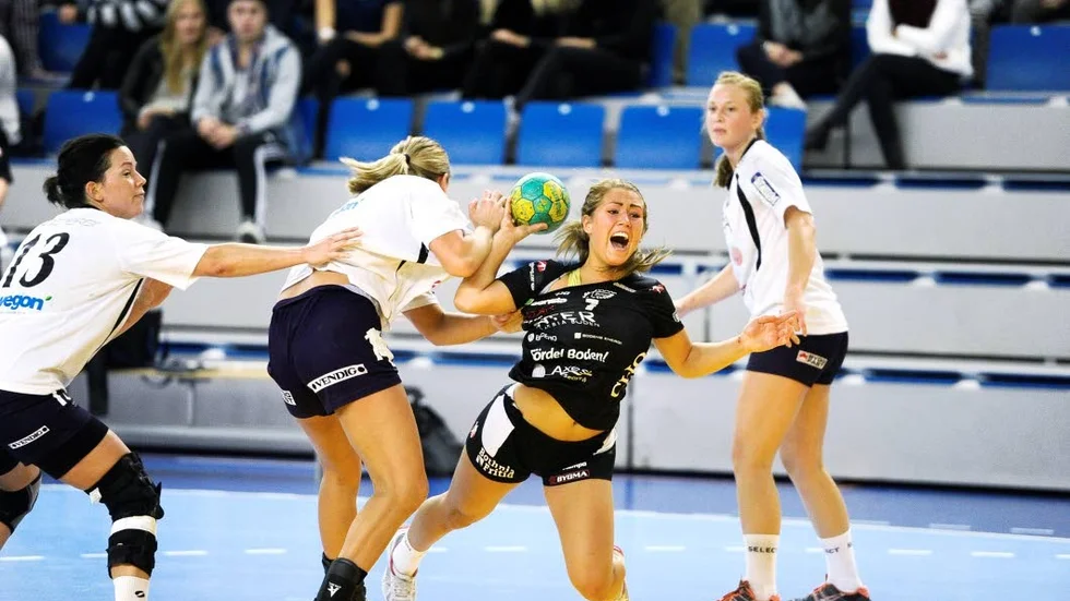 TVÄRSTOPP. Boden Handbolls Julia Grahn stänkte in nio bollar mot Kristianstad, men det hjälpte inte.