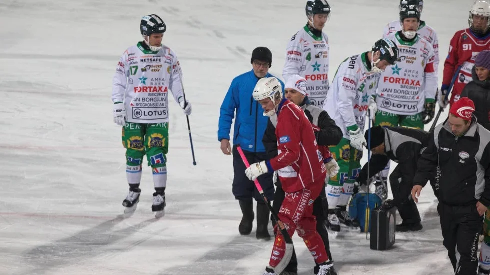 Skadad. Kalix Bandys Johan Sundquist landade på nacken och fick en hjärnskakning mot Hammarby.