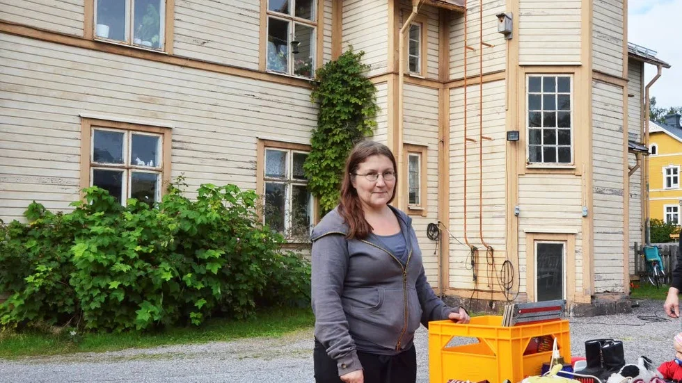 Nej till rivning. Anna Widén bor med sin familj, man och tre barn, i den så kallade Ängesbygården på Sandgatan " Jag går inte med på att de river hus i Svartöstan. Även fast jag inte får bo kvar så får de inte riva gamla och fina byggnader", säger hon.