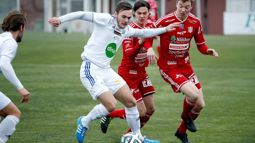 Anders Lundgren (längst till höger) gjorde ett av Piteås mål då de besegrade serieledaren Ånge och tog över deras plats i division II.