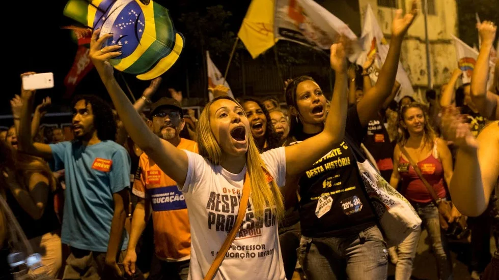 Protestvåg i Brasilien. Lärare protesterar i Rio de Janeiro mot att pengar spenderas på VM i stället för skolan.
