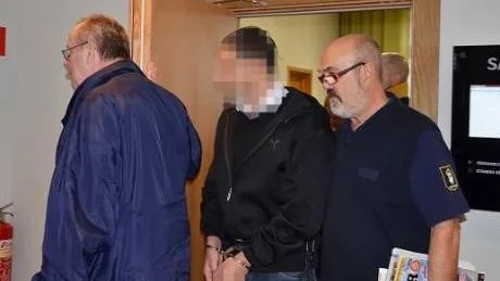 BLEV RÄDD. Syftet var inte att döda 52-åringen, menar 32-åringen, här utanför rättssalen.