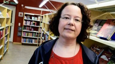LOCKA UNGA. Anna-Karin Luttu, bibliotikarie, anser att tonåringar är den svåraste målgruppen att nå. De har så mycket annat i livet att de kommer bort från bibblo. Det vill vi ändra på, säger hon. Foto: Sabina Nilsson
