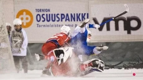 TUFFT OCH FESTLIGT. Derbyt i Haparanda var jämnt och tufft och på läktarplats var publiken på gång med pyrotekniken.