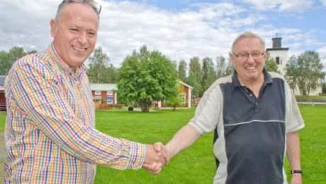 LÄMNAR ÖVER. 29 år som marknadsgeneral och 35 år som ordförande i Bodens SK. Nu lämnar Lars Degselius, till höger, över rodret till Jack Lysholm. Foto: Roger Larsson