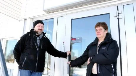 SLUT. De fackliga företrädarna Lennart Karlsson och Maria Bergqvist berömmer den fina gemenskap som alltid har funnits bland personalen i Kalix, men ledningens agerande ger de inte mycket för.  Foto: Britt-Louise Spets