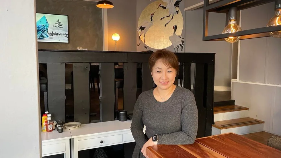 Dariimaa Dorjjugder och hennes man besökte Västervik i somras och blev förtjusta. Nu har de öppnat restaurang på Strömsgatan.