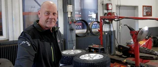 Tillverkarna varnar – kan bli brist på vinterdäck ▪ Platschef i Motala: "Det lär ju bli High Chaparral"