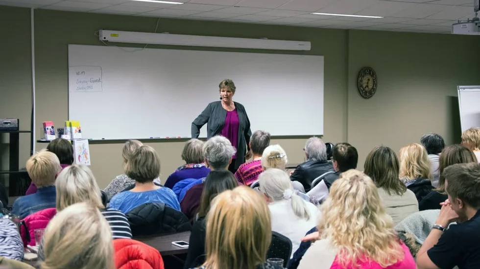 Fullsatt. Annika Österberg framför sin publik, en fulltalig sådan och många fick vända i dörren.