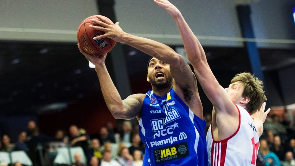 Poängbäst. BC Luleås amerikan Jaraun Burrows stod för 21 poäng och ledde sitt lag till seger.