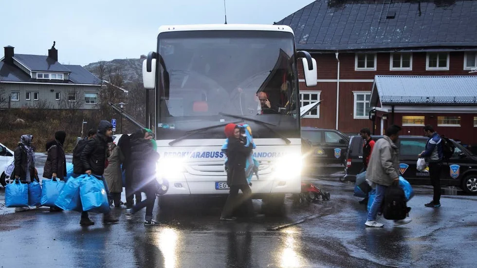 Knappt om tid. För tre veckor sedan anlände 600 asylsökande flyktingar till Riksgränsen varav cirka 180 beräknas vara barn i skolålder.  Barnen har rätt till utbildning inom fyra veckor och nu börjar tiden vara knapp.