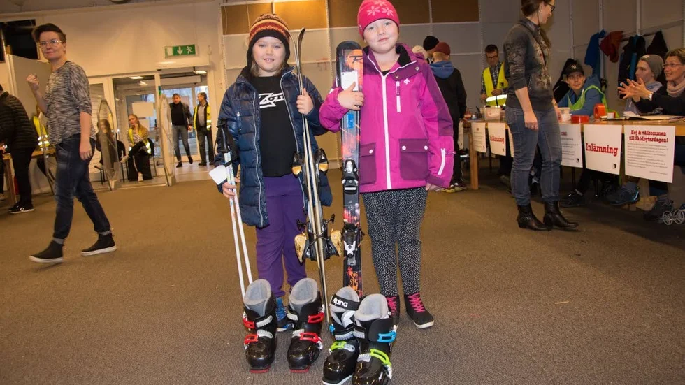 Belåtna. Åttaåriga Maya Rönngren och Matilda Lindfors från Luleå är belåtna med lördagens inköp av en ny skidutrustning. Nu längtar de bara efter att snön ska falla...