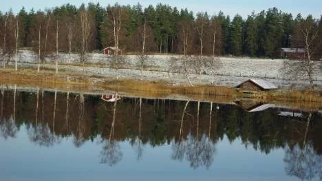 Ängen vit av det första snöfallet, vindstilla och spegelblankt vatten, hösten kan ge vackra vyer.