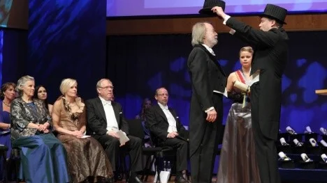 Musikern och kompositören Benny Andersson promoveras och får sin doktorshatt av Jan Berg, Dekanus för Filosofiska fakulteten vid Luleå tekniska universitet.