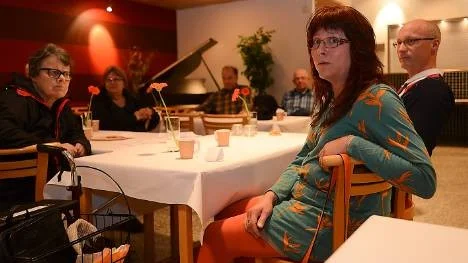 Margreth Carlsson, till vänster, var en av dem som tog chansen till en pratstund med politikerna Margoth Holmqvist (V) och Johan Lundgren (S).