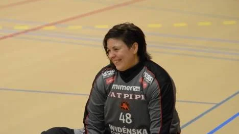 Mirja Viklund, från Öjebyn, vaktar målet när Rönnby möter IKSU i SM-finalen i innebandy.