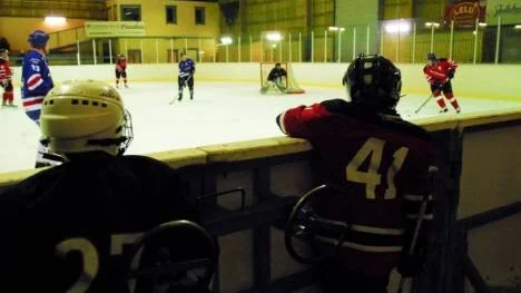 Säsongens sista hockeymatch i Ringelhallen, mellan IFK Arvidsjaur och serieettan Paul Mitchells Chiefs, bröts sedan betongunderlaget kommit fram. (Arkivbild)