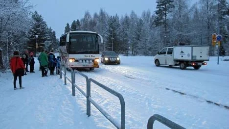 Bussarna måste ta sig fram bland elever och bilar. Trafiksituationen är så kaotisk att Länstrafiken nu vill flytta busshållplatserna till Medborgargatan.