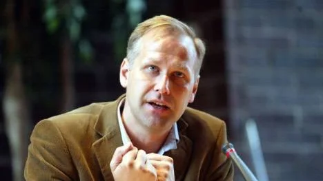 Ställ krav på att gruvbolagen gör rätt för sig, säger Vänsterpartiets Jonas Sjöstedt. (Arkivbild).