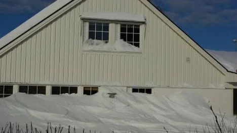 Snön täcker en stor del av fönsterna, risken för insyn minimal. Kung Bore har gjort ett rejält arbete.