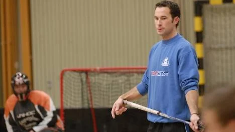 Anders Ericsson fortsätter att coacha K 4 IF:s innebandyherrar, som denna säsong får ta nya tag i division 3.