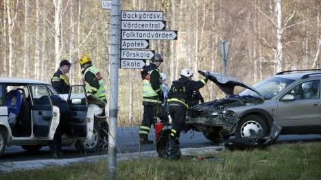 Krocken blev ganska kraftig och framför allt den ena bilen blev ordentligt tilltygad. Fyra personer, bland annat två barn, fördes till sjukhus men uppgavs inte vara allvarligt skadade.