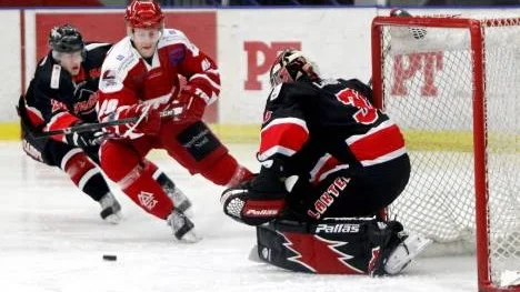 Det var inga problem att utse matchens lirare igår. Niklas Strandberg var outstanding, gjorde ett mål och domi                nerade i övrigt spelet då Piteå och Asplöven möttes på LF Arena. Piteå vann med 3-2.