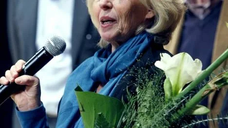 "Jag är överväldigad", sade den prisbelönta Ylva Hemstad. I bakgrunden står två tredjedelar av juryn, Stig Fredrikson (till vänster) och Leif Furuhammar. Linda Berglund fanns också med i juryarbetet.