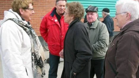 Landstingsråd Britt Westerlund (till vänster) fick höra idel lovord om sjukvården i Norrbotten av Ingegerd Wiklund (mitten) och Karin Johansson på Socialdemokraternas träff med Älvsbyborna i lördags. I bakgrunden kommunalråd Bill Nilsson och Birger Johansson.